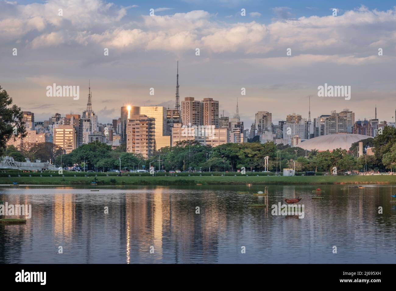 El horizonte urbano del centro se refleja en el lago Lago das Garcas al atardecer, Parque Ibirapuera, Sao Paulo, Brasil Foto de stock