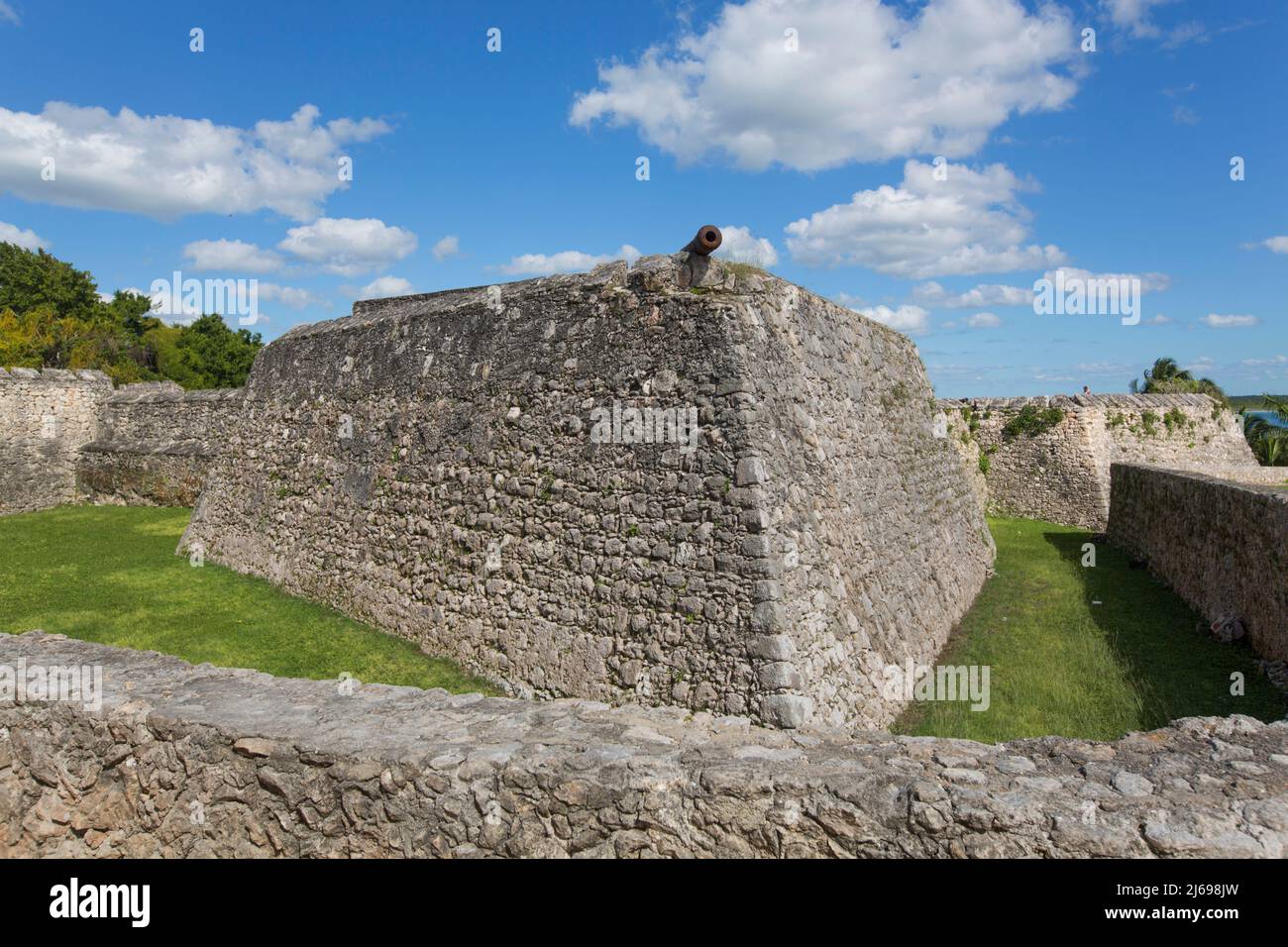 Colonial Cannon, Fort de San Felipe, fundado en 1725 en Bacalar, Quintana Roo, México Foto de stock