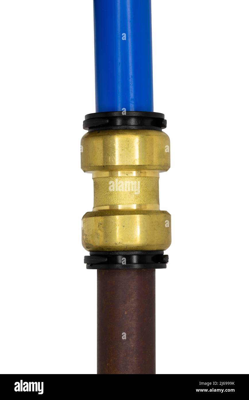 Una presión de tubería pex para conectar el racor que une el tubo de cobre antiguo al nuevo tubo pex azul. Foto de stock