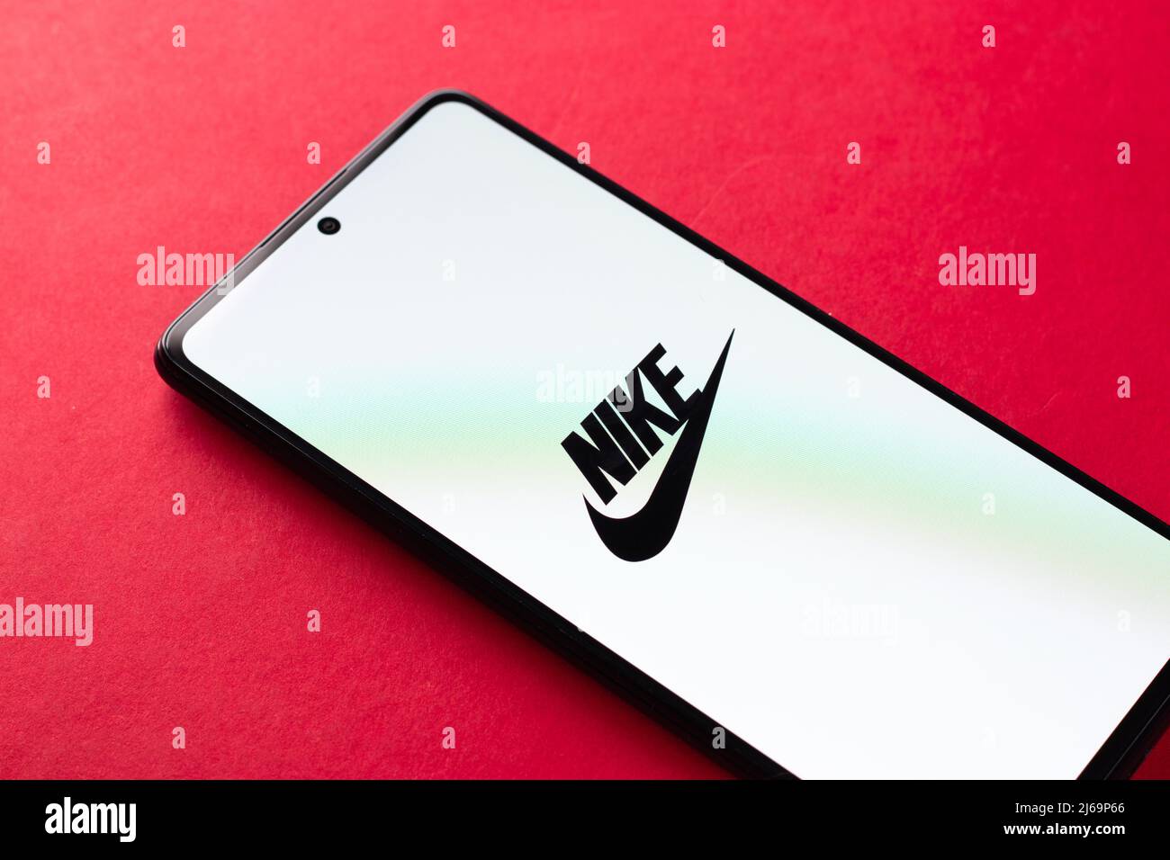 balsa Doméstico Cincuenta West Bangal, India - 20 de abril de 2022 : logo de Nike en la pantalla del  teléfono imagen de stock Fotografía de stock - Alamy