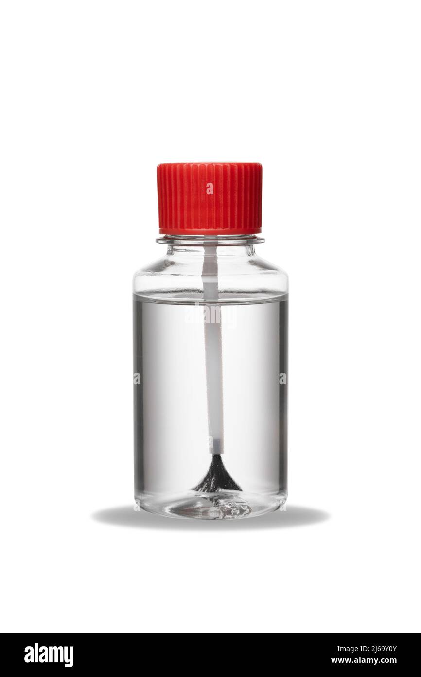 Frasco de química de vidrio con líquido transparente o disolvente utilizado  para la limpieza de etiquetas sobre fondo blanco. Un equipo de laboratorio  científico para pruebas de laboratorio y Fotografía de stock -