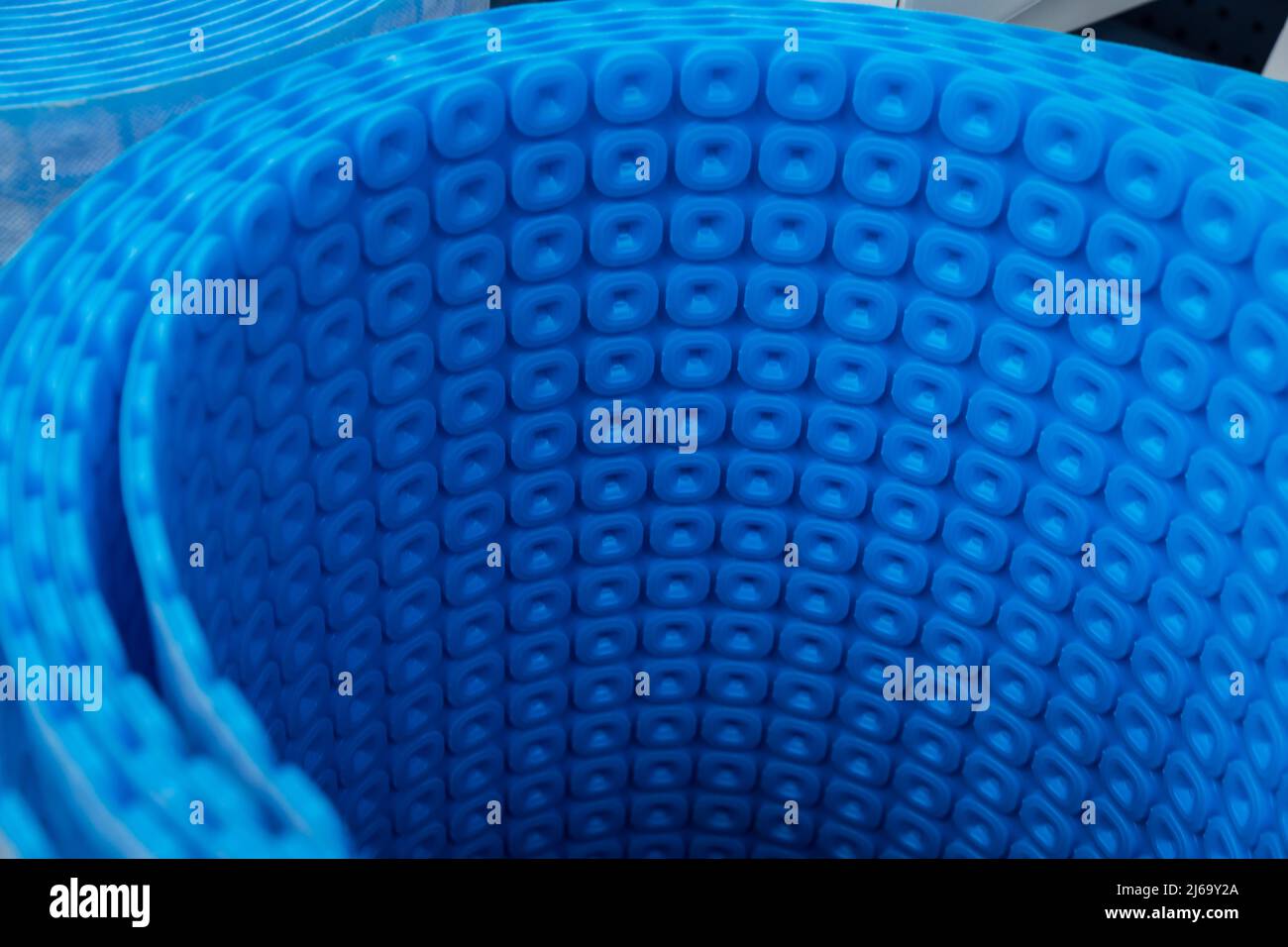 Primer plano de una alfombrilla azul de calefacción por suelo radiante (UFH) Foto de stock