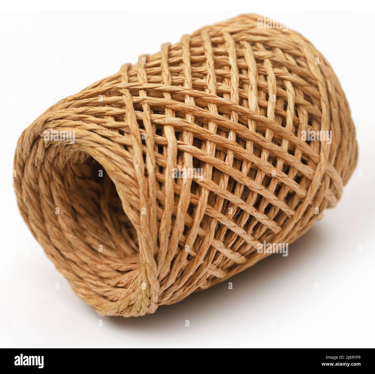 Bola de rosca de fibra de yute natural sobre fondo blanco Foto de stock