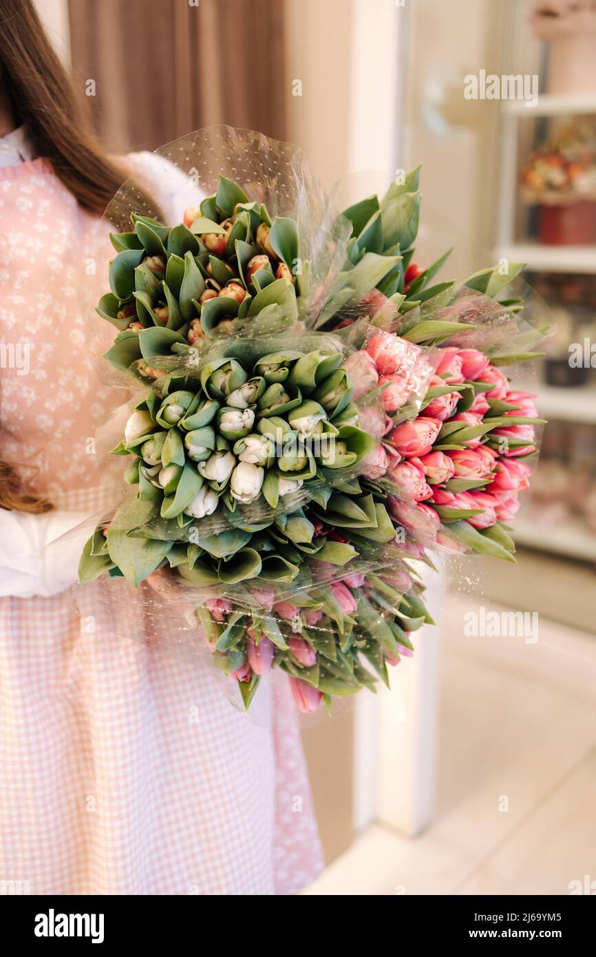 Mujer hacer ramo de primavera. Florería femenina con ramo de flores de  primavera. Hermosa composición de flores. Tulipanes frescos Fotografía de  stock - Alamy