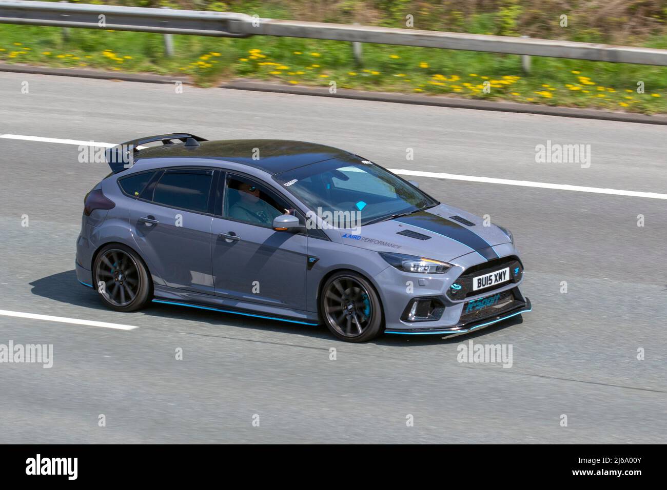 2015 azul gris Laird Performance Ford Focus ST TDci R-Sport 1997cc diésel manual de 6 velocidades; conducción por la autopista M61 en Manchester, Reino Unido Foto de stock