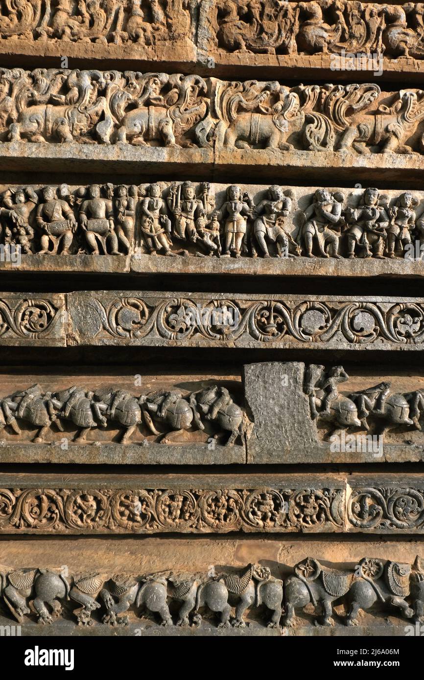 Esculturas en las paredes exteriores del templo Hoysaleswara en Halebidu, la antigua capital de Hoysala, Karnataka. Foto de stock