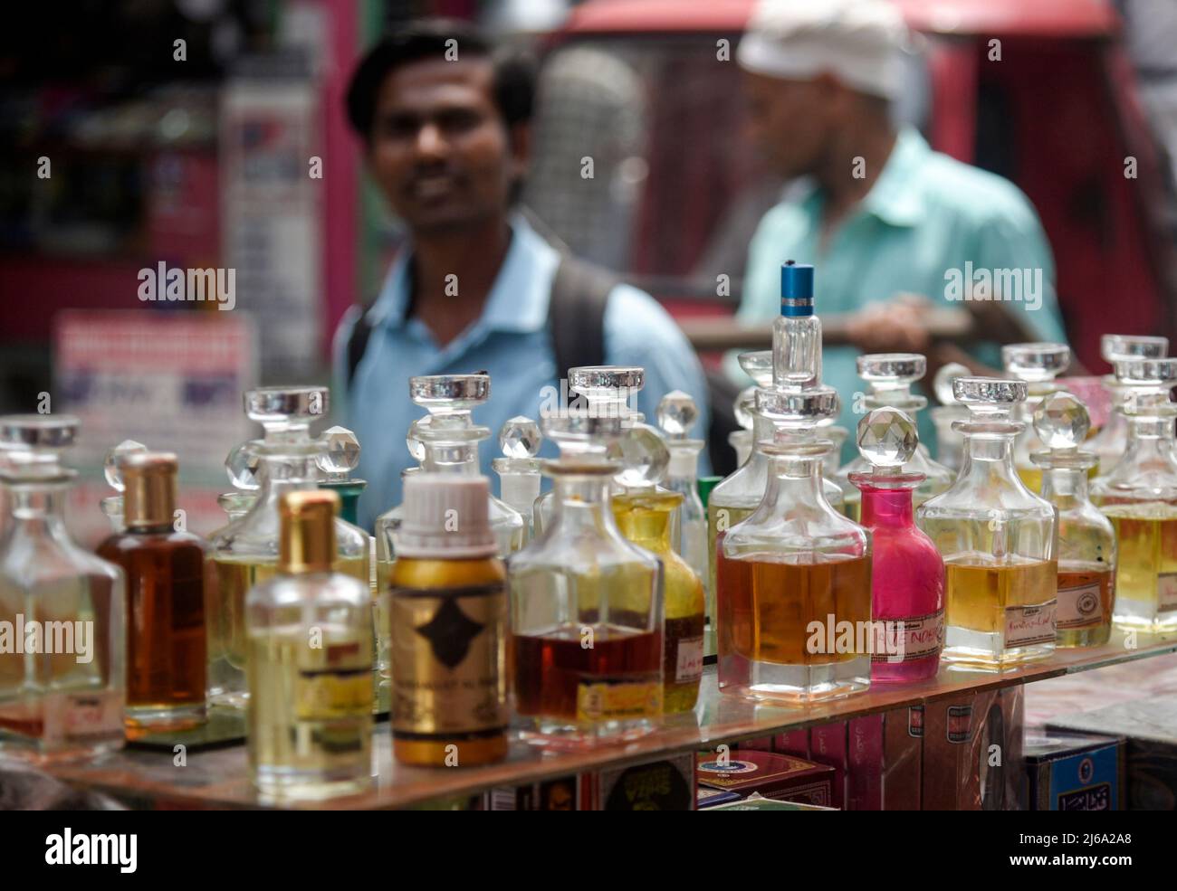Assam, India. 29th de Abr de 2022. Vendedor que vende Attar Perfume por  delante de Eid-ul-Fitr en un mercado callejero en Guwahati, Assam, India,  el 29 de abril de 2022. Eid-UL-Fitr marca