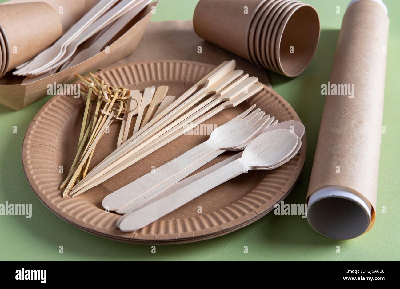 Vajilla biodegradable desechable en papel de cartón plato - tenedores de  madera, cucharas, vasos de papel, brochetas de bambú y pergamino. Cero  residuos Fotografía de stock - Alamy