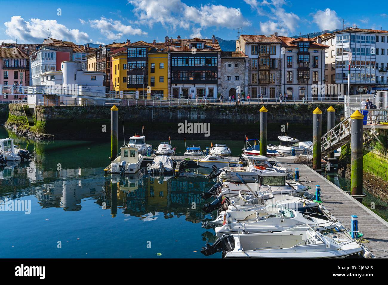 Llanes, Asturias, España, 24 de julio de 2021. Puerto de la ciudad de Llanes en el mar Cantábrico, en Asturias. Foto de stock