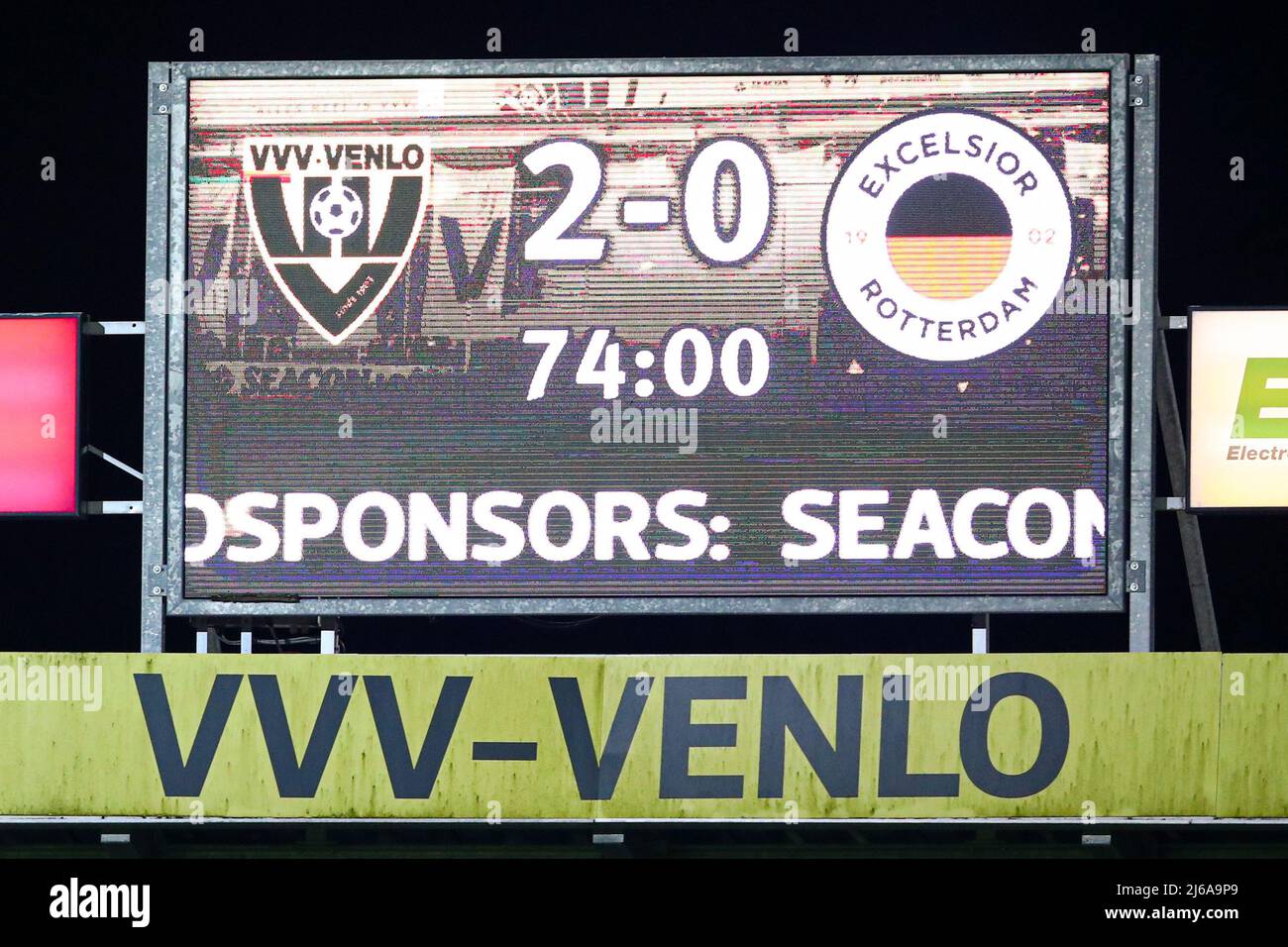 Países Bajos. 29th de Abr de 2022. VENLO, HOLANDA - 29 DE ABRIL: Vista  general del marcador que muestra el marcador de 2-0 durante el partido  holandés Keukenkampioendivisie entre VVV-Venlo y Excelsior
