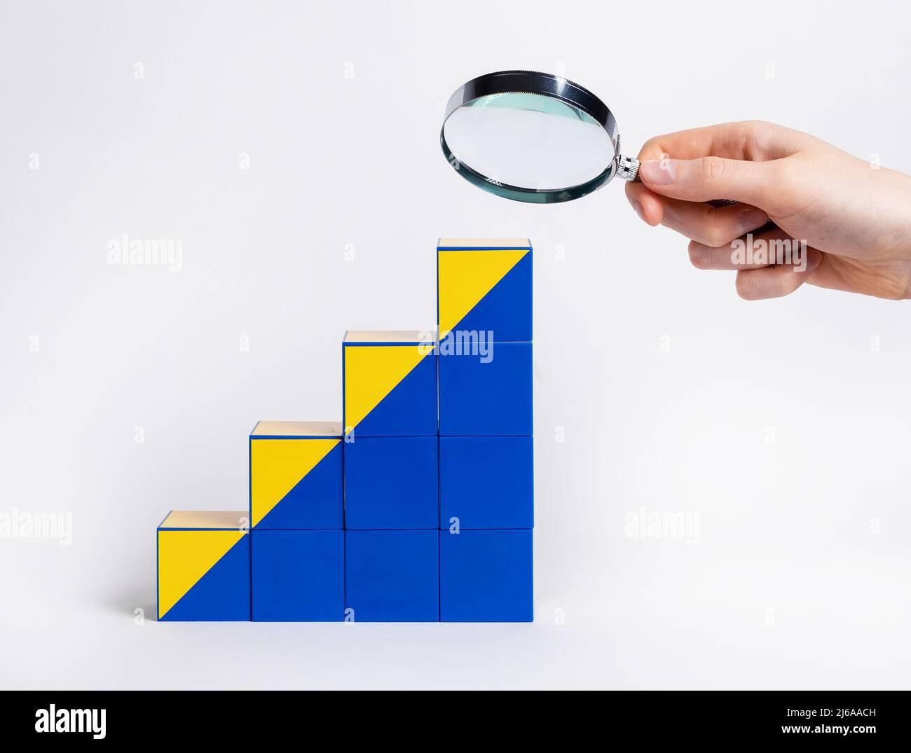 Mano con lupa sobre escalera de carrera de cubos. Estudio de las  perspectivas de desarrollo profesional y crecimiento. Posibilidades de  búsqueda y análisis del progreso. Fotografías de alta calidad Fotografía de  stock -