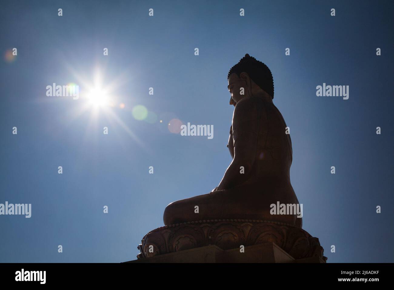 Buda Dordenma es una gigantesca estatua de Buda Shakyamuni en las montañas de Bután en el extremo sur de la capital Thimphu. Foto de stock