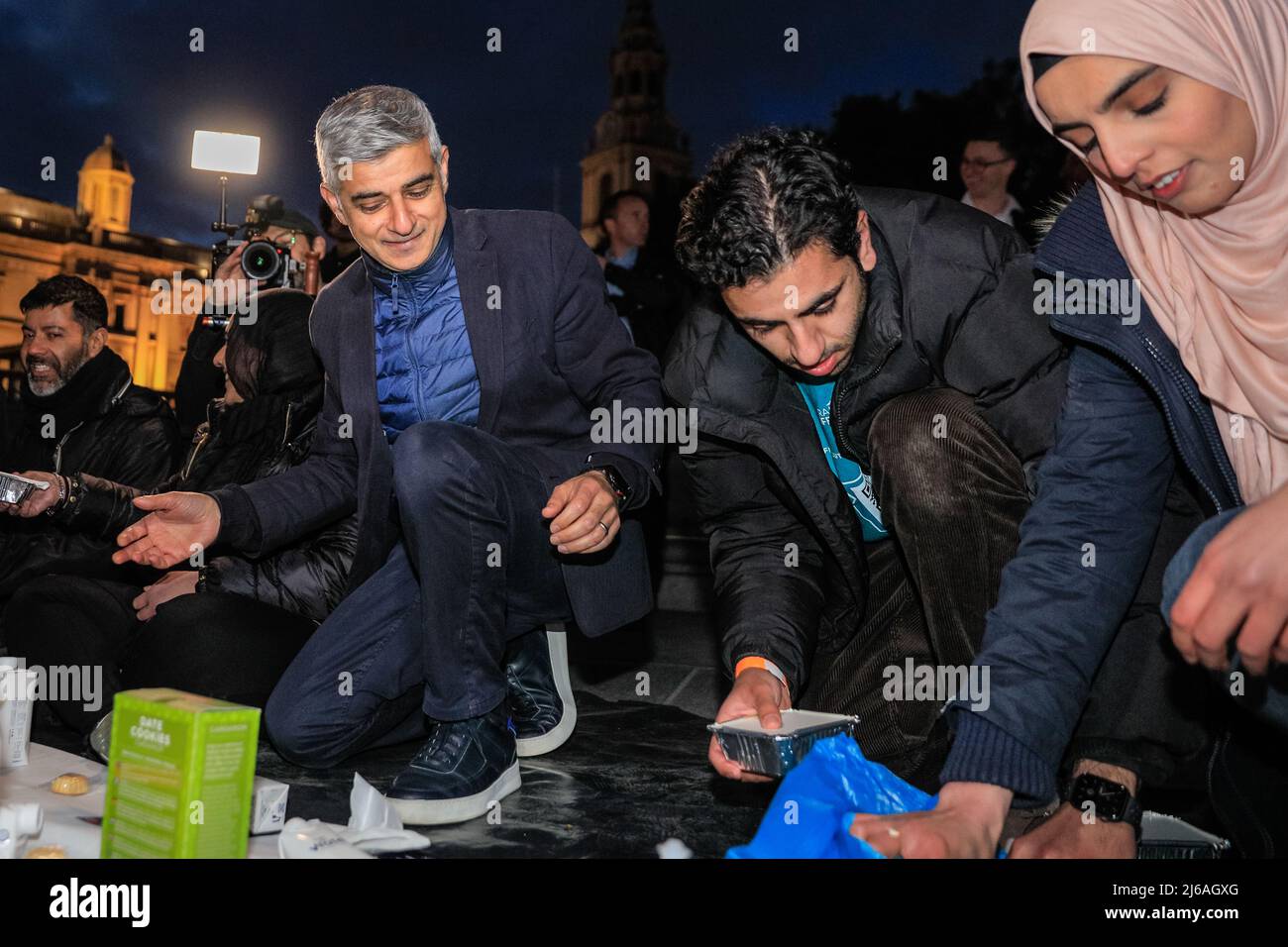Londres, Reino Unido, 29th de abril de 2022. El alcalde de Londres Sadiq Khan ayuda a distribuir las comidas por las filas de comensales sentados. El Iftar Abierto más grande del Reino Unido, organizado por el Proyecto Ramadán Tent, reúne a personas de todas las comunidades para compartir un Iftar (cena) para romper rápidamente durante lo que es ahora la última semana del mes sagrado islámico del Ramadán. El evento está asistido por Sadiq Khan, Alcalde de Londres, y alrededor de 2.000 miembros del público. Crédito: Imageplotter/Alamy Live News Foto de stock