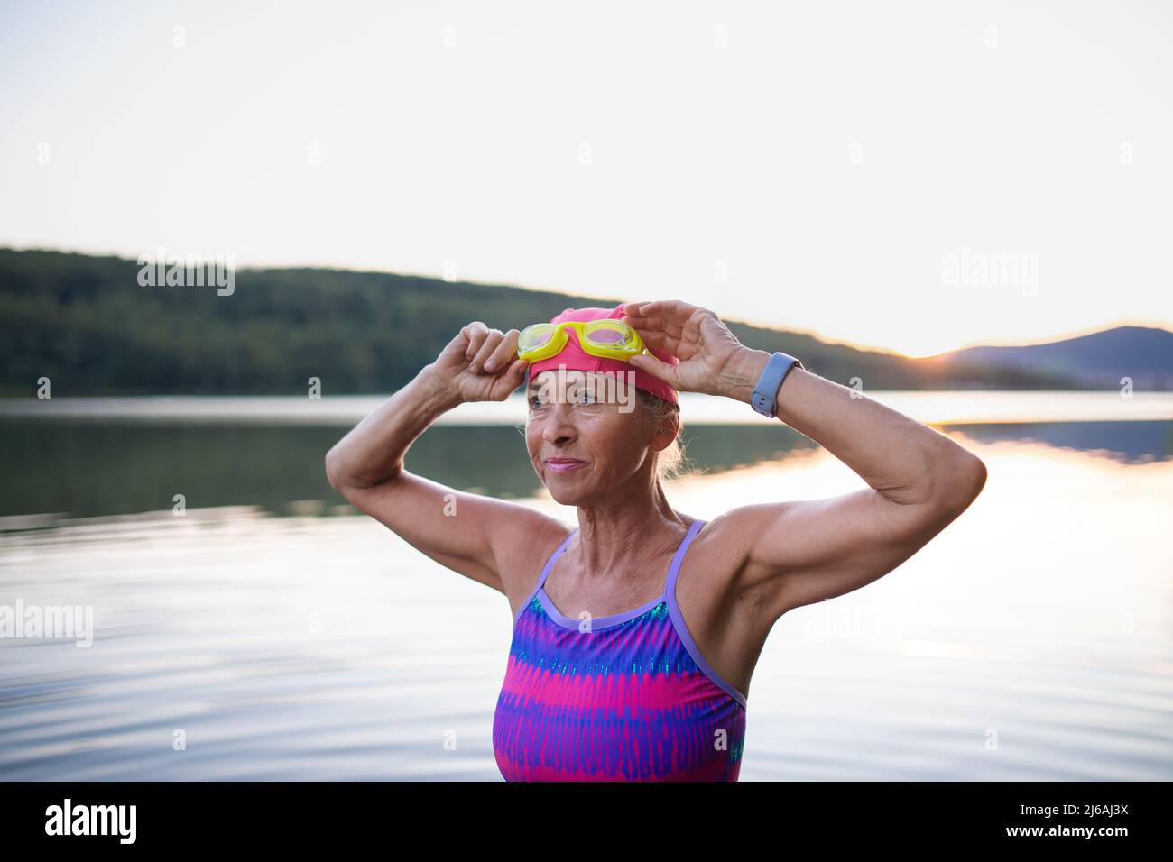 Mujer senior gorro natación fotografías e imágenes de alta resolución -  Alamy