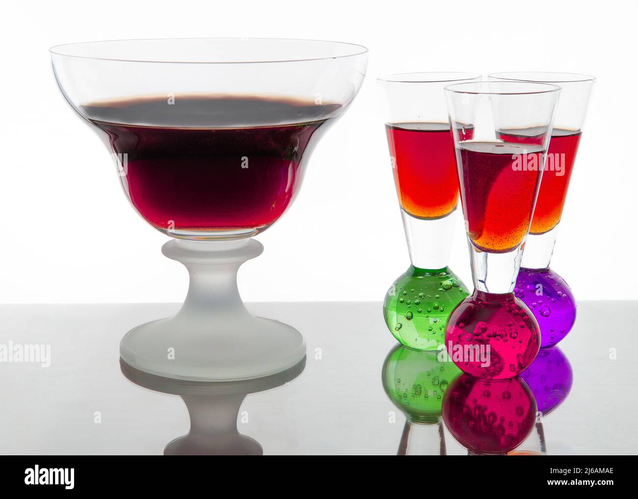 Ponche de alcohol con ron, copas de vodka puede ser una gran decoración para bares y restaurantes. Foto de stock