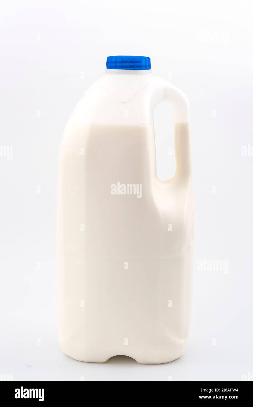 Nutrición saludable, embalaje de plástico y productos frescos de comestibles concepto con botella de leche aislada sobre fondo blanco con clip de ruta de recorte Foto de stock