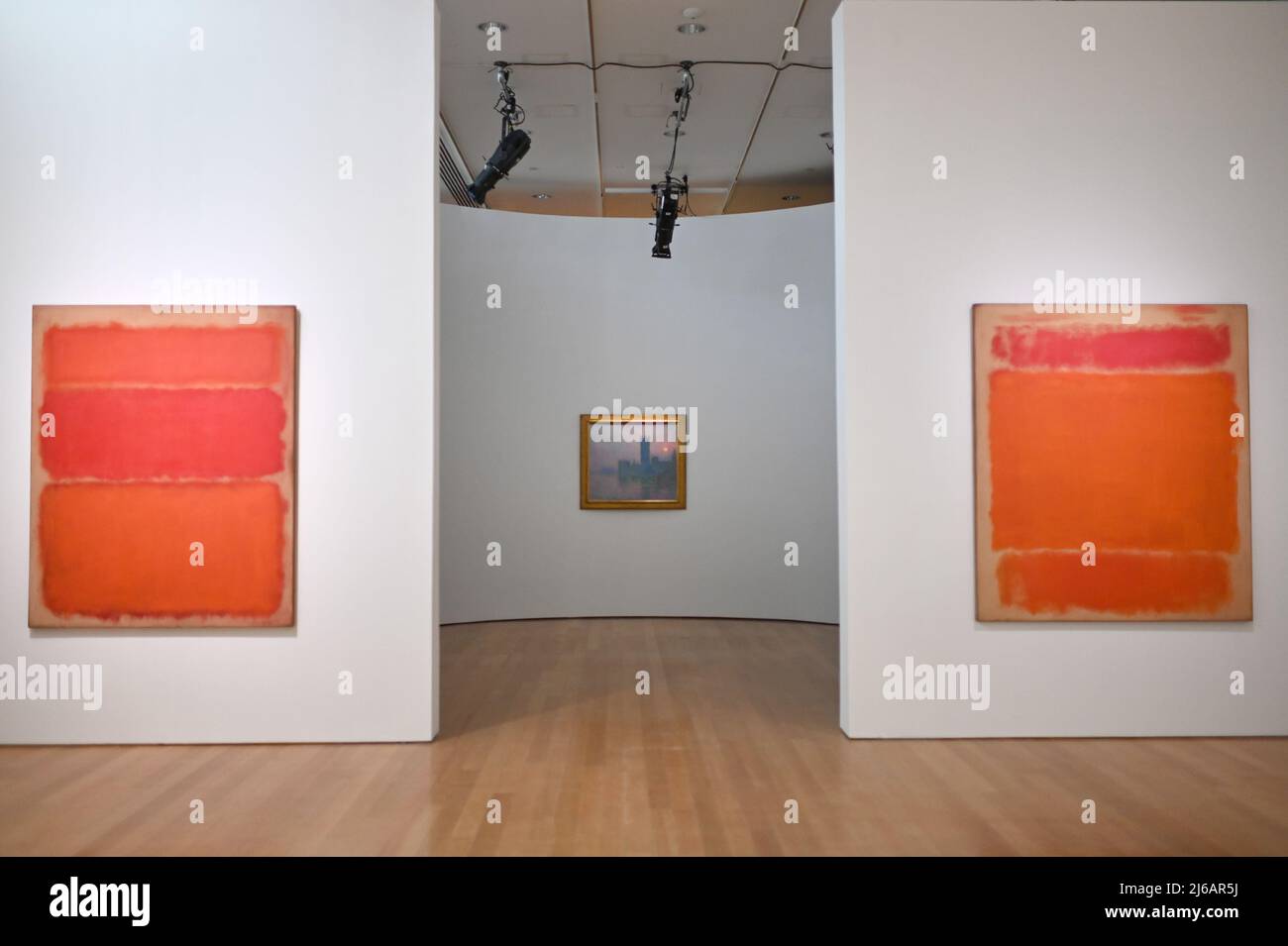 El título de pintura de Claude Monet (1840-1926) “Le Parlement, soleil couchant” se ve entre dos pinturas de Mark Rothko expuestas durante la presentación preliminar de Christie en 20th y 21st Century Art Press Preview, Nueva York, NY, 29 de abril de 2022. (Foto de Anthony Behar/Sipa USA) Foto de stock