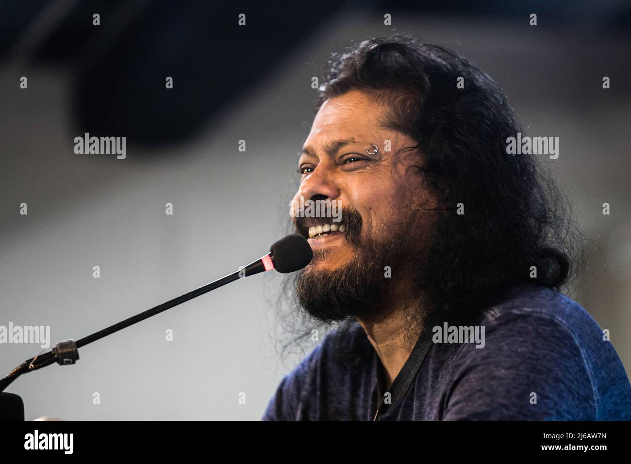 Dhaka, Bangladesh. 29th de Abr de 2022. El célebre cantante Faruq Mahfuz  Anam, conocido como James, va a dejar caer una nueva canción, después de  doce años de hiato. Crédito: SOPA Images