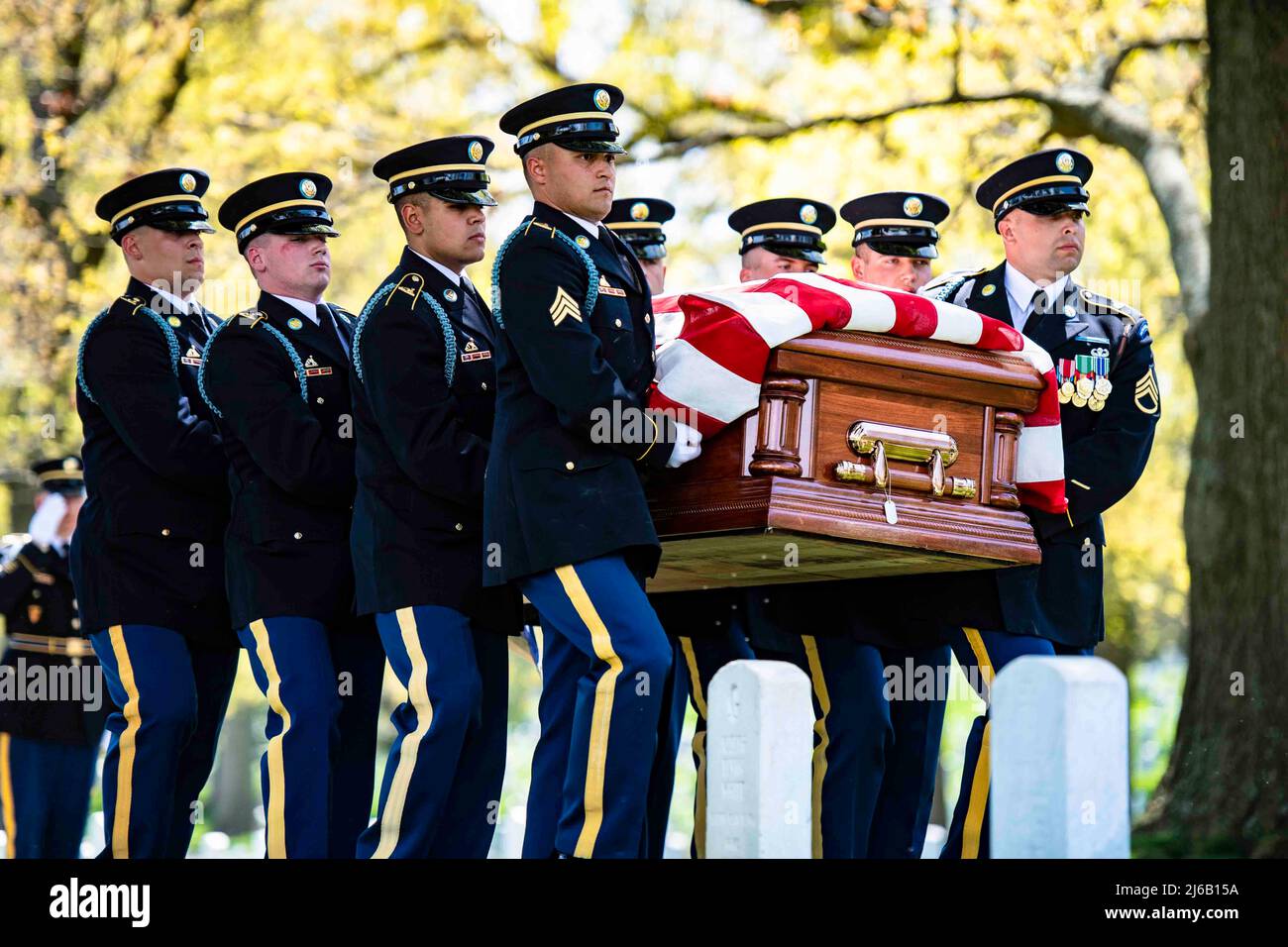 22 de abril de 2022 - Arlington, Virginia, EE.UU. - Soldados del Regimiento de Infantería de EE.UU. de 3D (la Guardia Vieja), el Regimiento de Infantería de EE.UU. de 3D, el Platón de Caisson, y la Banda del Ejército de EE.UU., la propia conducta de Pershing funeraria con escolta funeraria para el Ejército de EE.UU. Elwood M. Truslow en la Sección 33 del Cementerio Nacional de Arlington, Arlington, Virginia, 22 de abril de 2022. (Imagen de crédito: © U.S. Army/ZUMA Press Wire Service/ZUMAPRESS.com) Foto de stock