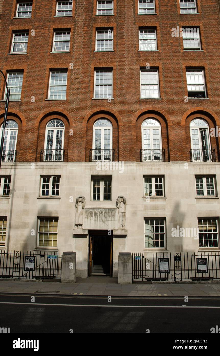 Londres, Reino Unido - 21 de marzo de 2022: Vista completa de la Real Academia de Arte Dramático - RADA - en Gower Street en Camden, Londres central. Foto de stock