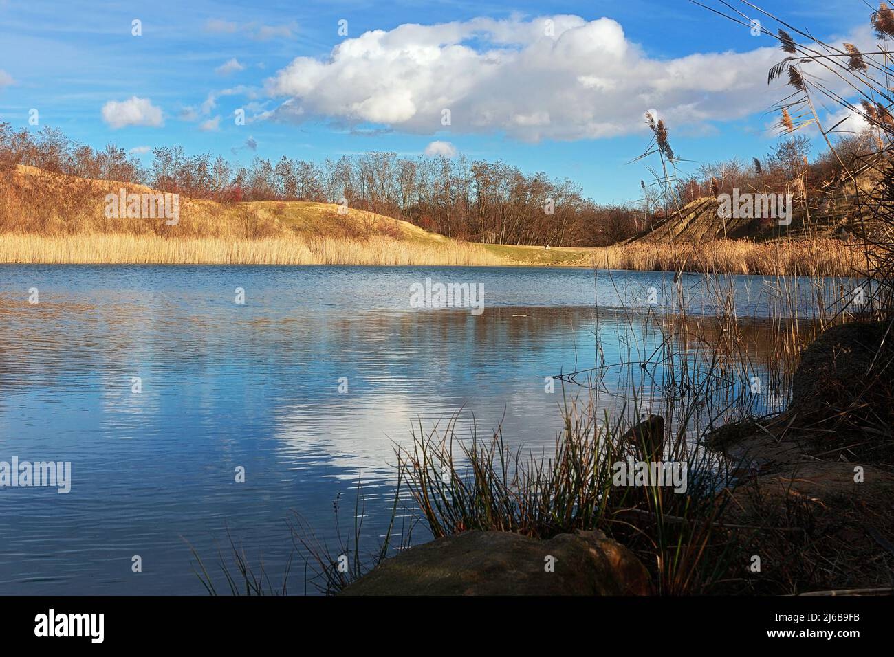 Hermoso lago en Transilvania, la llamada Laguna Azul cerca de Aghires Foto de stock