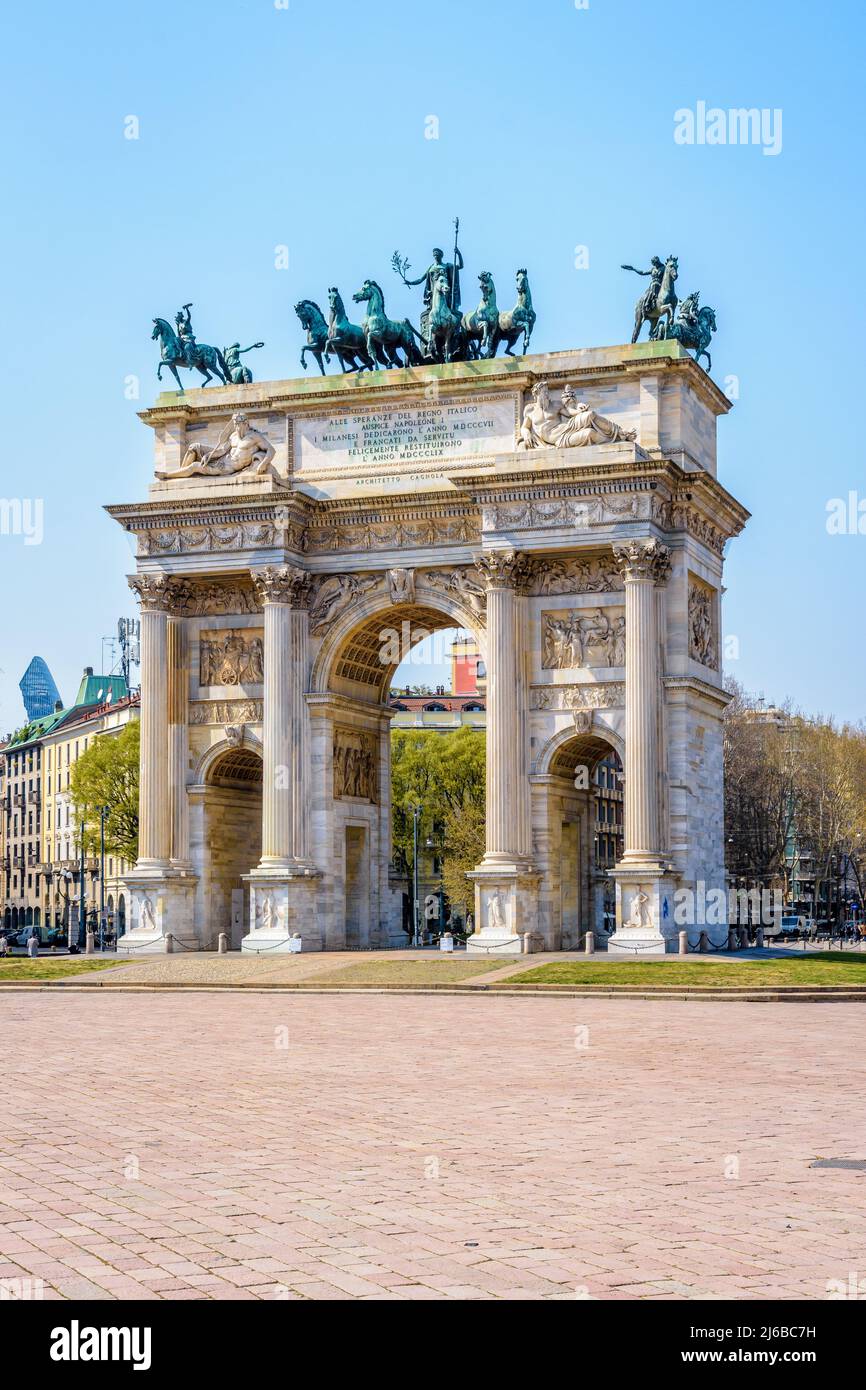 El Arco de la Paz (Arco de la Paz) es un arco triunfal neoclásico situado en Porta Sempione (Simplon Gate) en Milán, Italia. Foto de stock