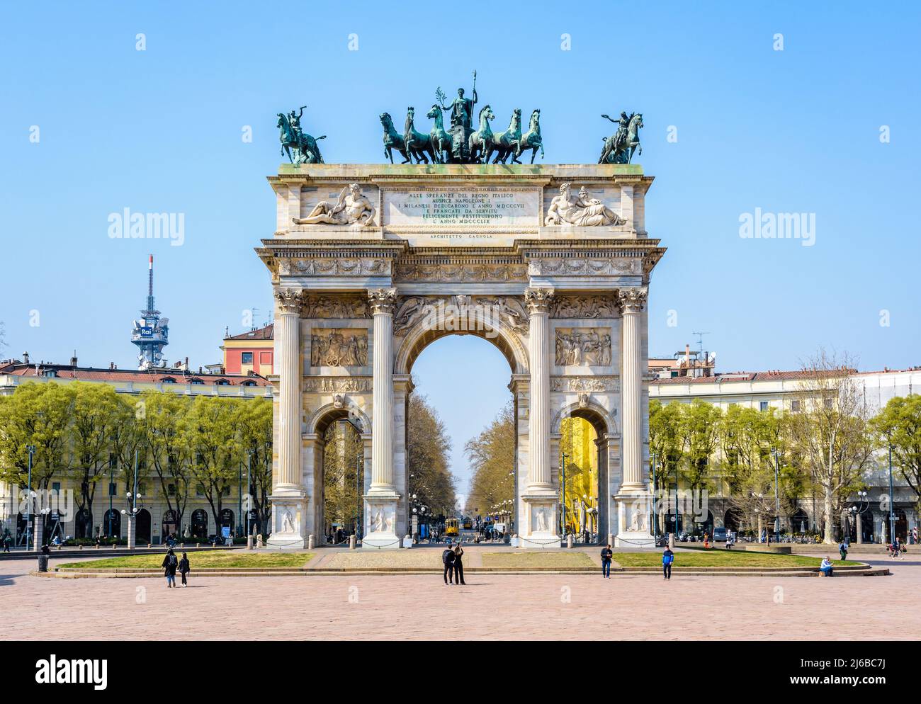 Vista frontal del Arco della Pace (Arco de la Paz), un arco triunfal neoclásico situado en Porta Sempione (Puerta Simplon) en Milán, Italia. Foto de stock