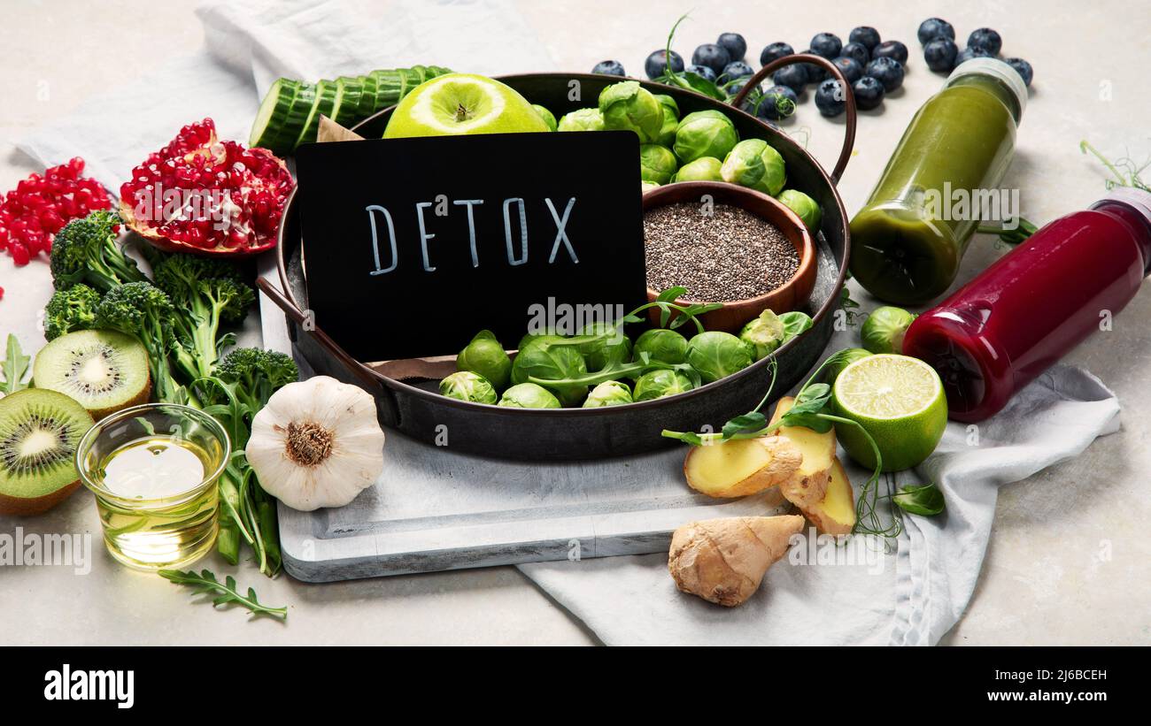 Zumos de batidos de detox variados sobre fondo claro. Concepto de dieta saludable. Deliciosas verduras y frutas. Foto de stock
