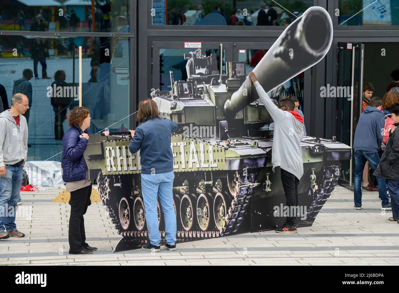 Alemania, Berlín, protesta de la ONG Campact contra el comercio de armas, modelo de globo de la empresa alemana de denfense Rheinmetall Leopard 2 tanque de batalla Foto de stock