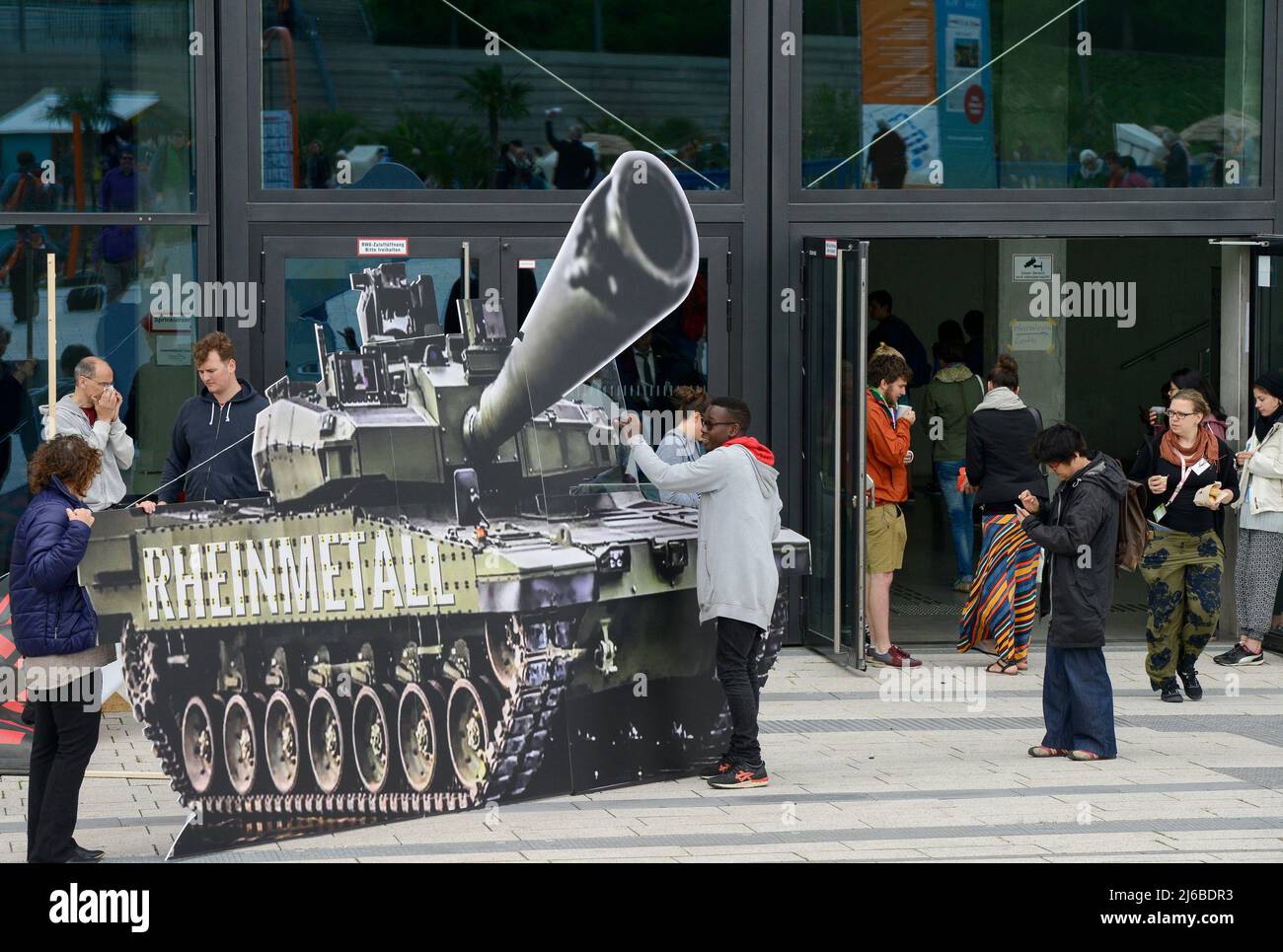 Alemania, Berlín, protesta de la ONG Campact contra el comercio de armas, modelo de globo de la empresa alemana de denfense Rheinmetall Leopard 2 tanque de batalla Foto de stock