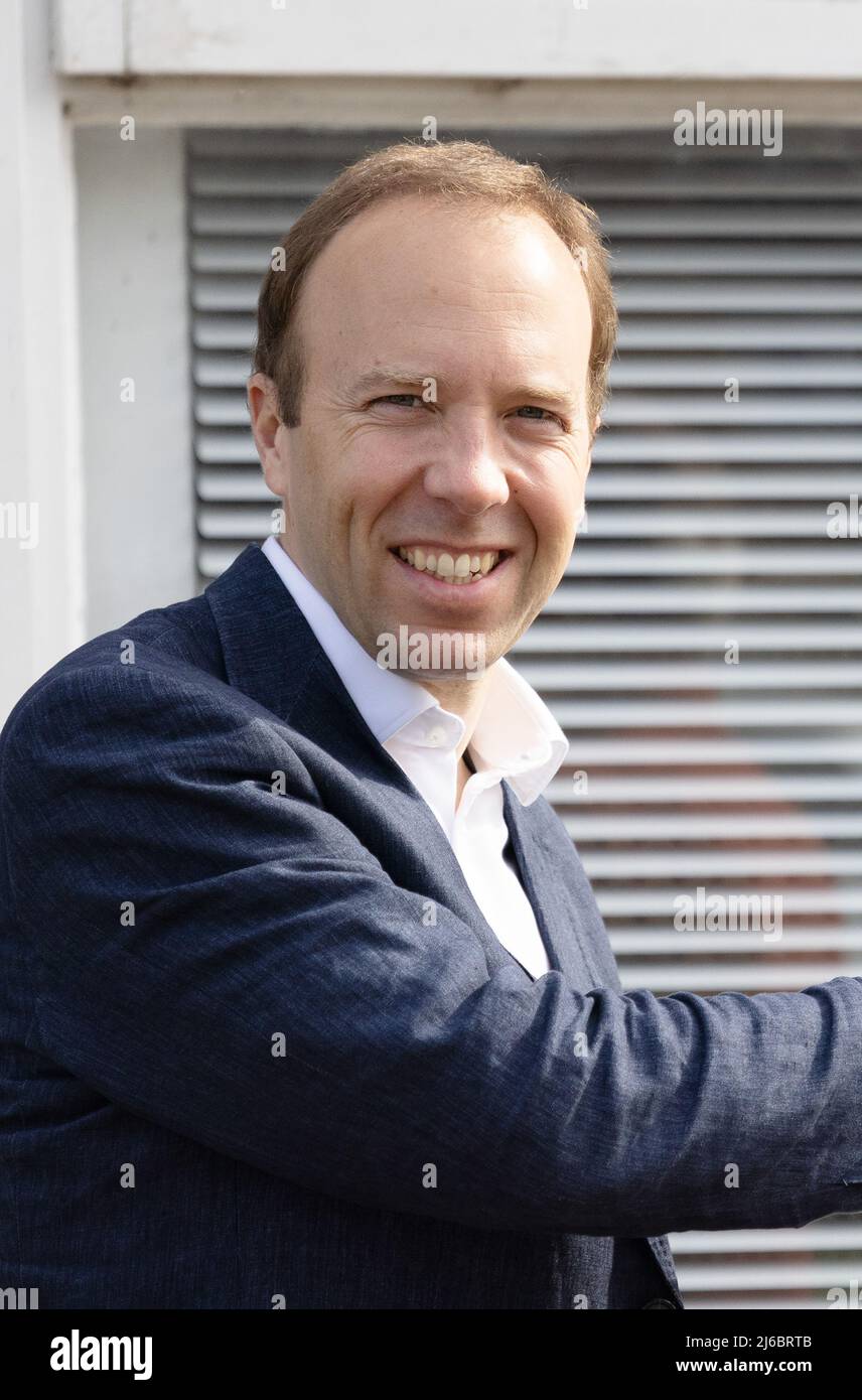 Matt Hancock MP; Miembro del Parlamento de West Suffolk, y ex Secretario de Salud, sonriendo, mirando la cámara, visto en 2022 Foto de stock
