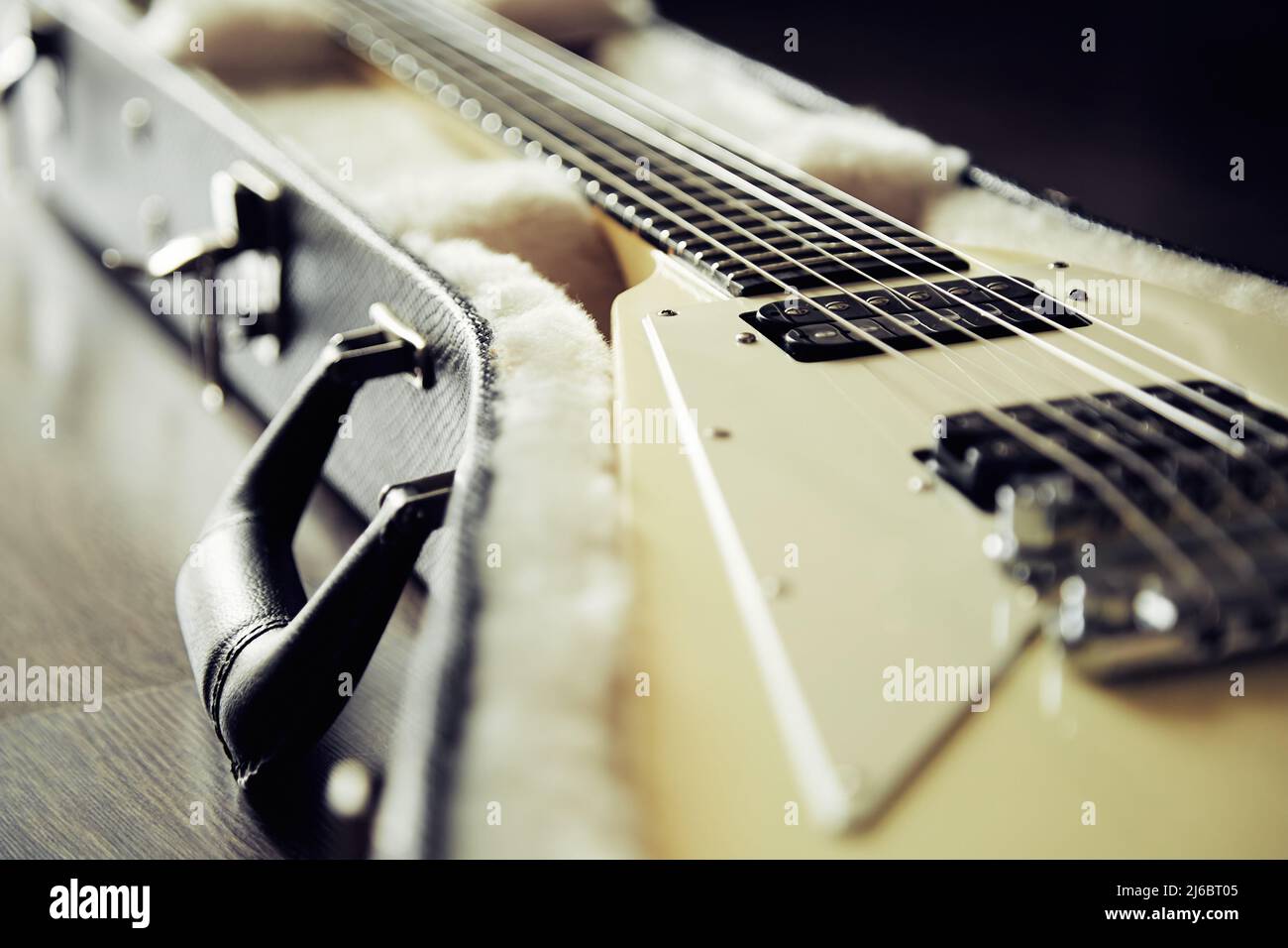 Guitarra eléctrica blanca en el estuche rígido Foto de stock
