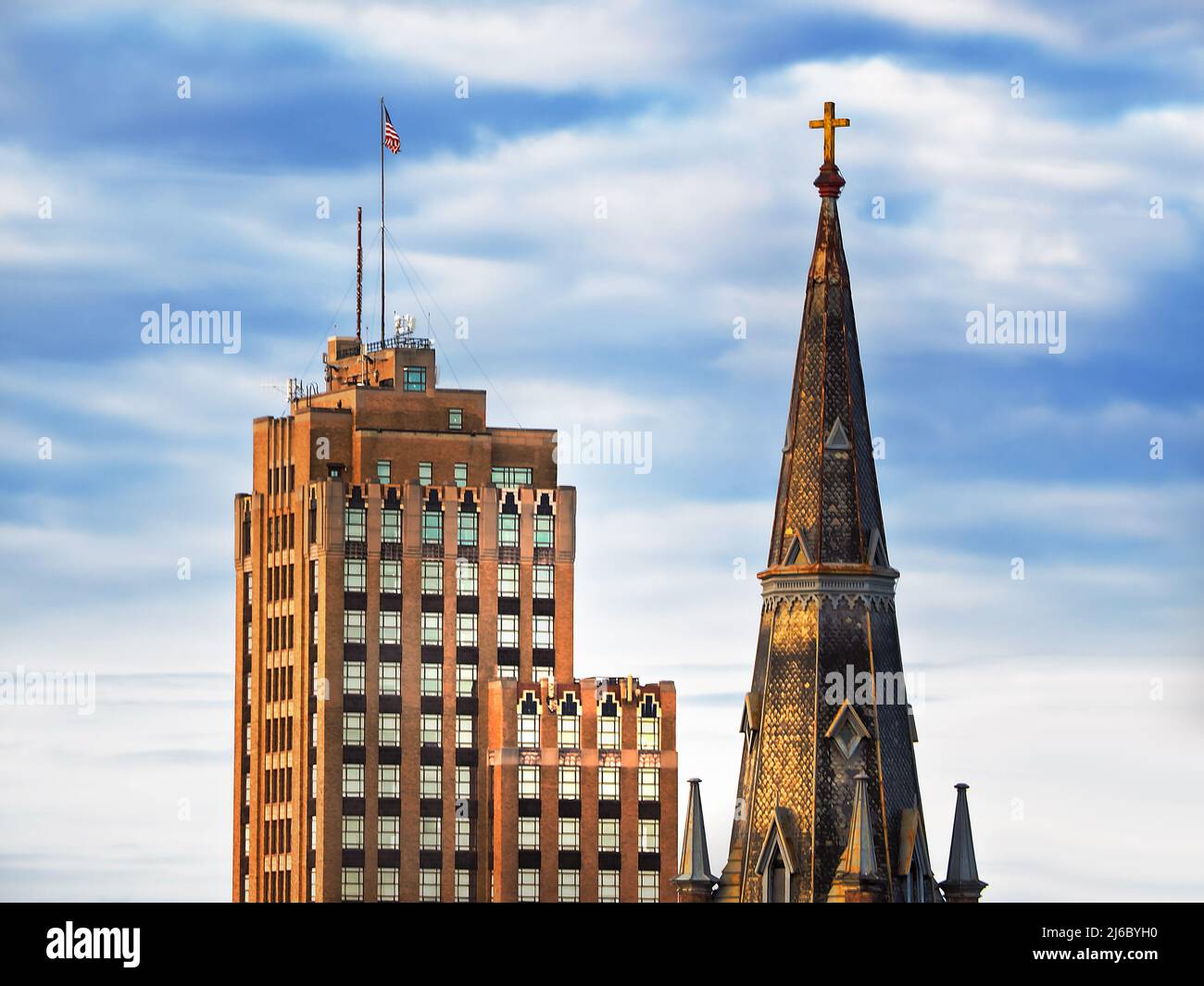 Sackets Harbor, Nueva York, Estados Unidos. 23 de abril de 2022. El campanario de la Catedral Episcopal de San Pablo y los pisos superiores del edificio State Tower en el centro de Sy Foto de stock