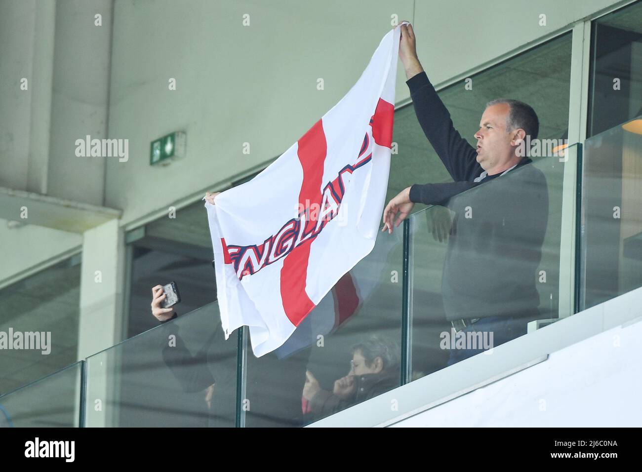 Inglaterra se afila en las gradas durante el partido de las Seis Naciones de las Mujeres Tiktok en el Stade Jean Dauger en Beyonne, Francia. Fecha de la foto: Sábado 30 de abril de 2022. Foto de stock