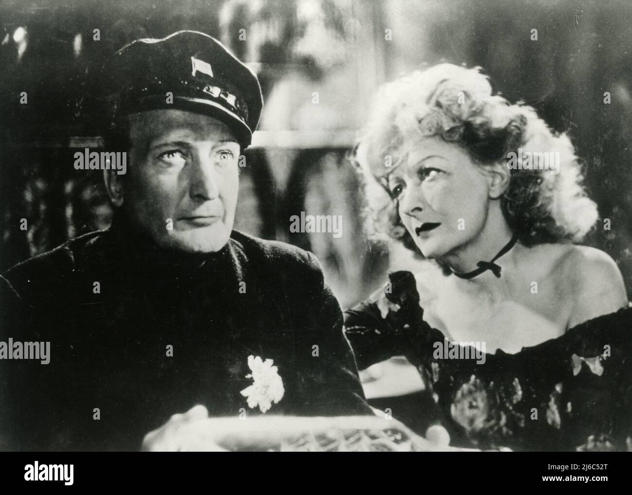 El actor alemán Hans Albers y la actriz Hilde Hildebrand en la película Port of Freedom, Alemania 1944 Foto de stock