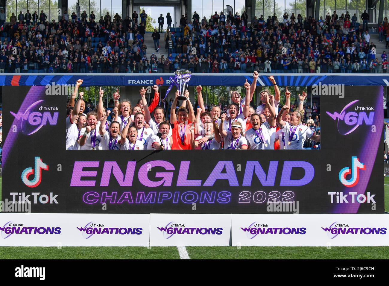 Inglaterra levanta el trofeo después de ganar las seis naciones de las mujeres de Tiktok en el Stade Jean Dauger en Beyonne, Francia. Fecha de la foto: Sábado 30 de abril de 2022. Foto de stock