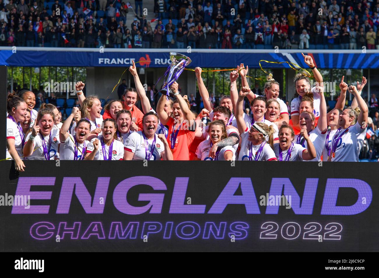 Inglaterra levanta el trofeo después de ganar las seis naciones de las mujeres de Tiktok en el Stade Jean Dauger en Beyonne, Francia. Fecha de la foto: Sábado 30 de abril de 2022. Foto de stock