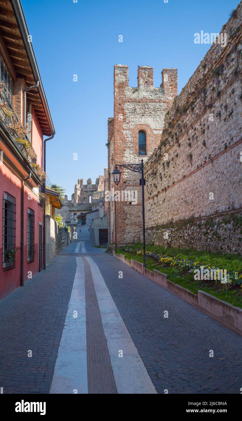 Italia, Lazise, casco antiguo, una calle bajo las murallas de la ciudad Foto de stock