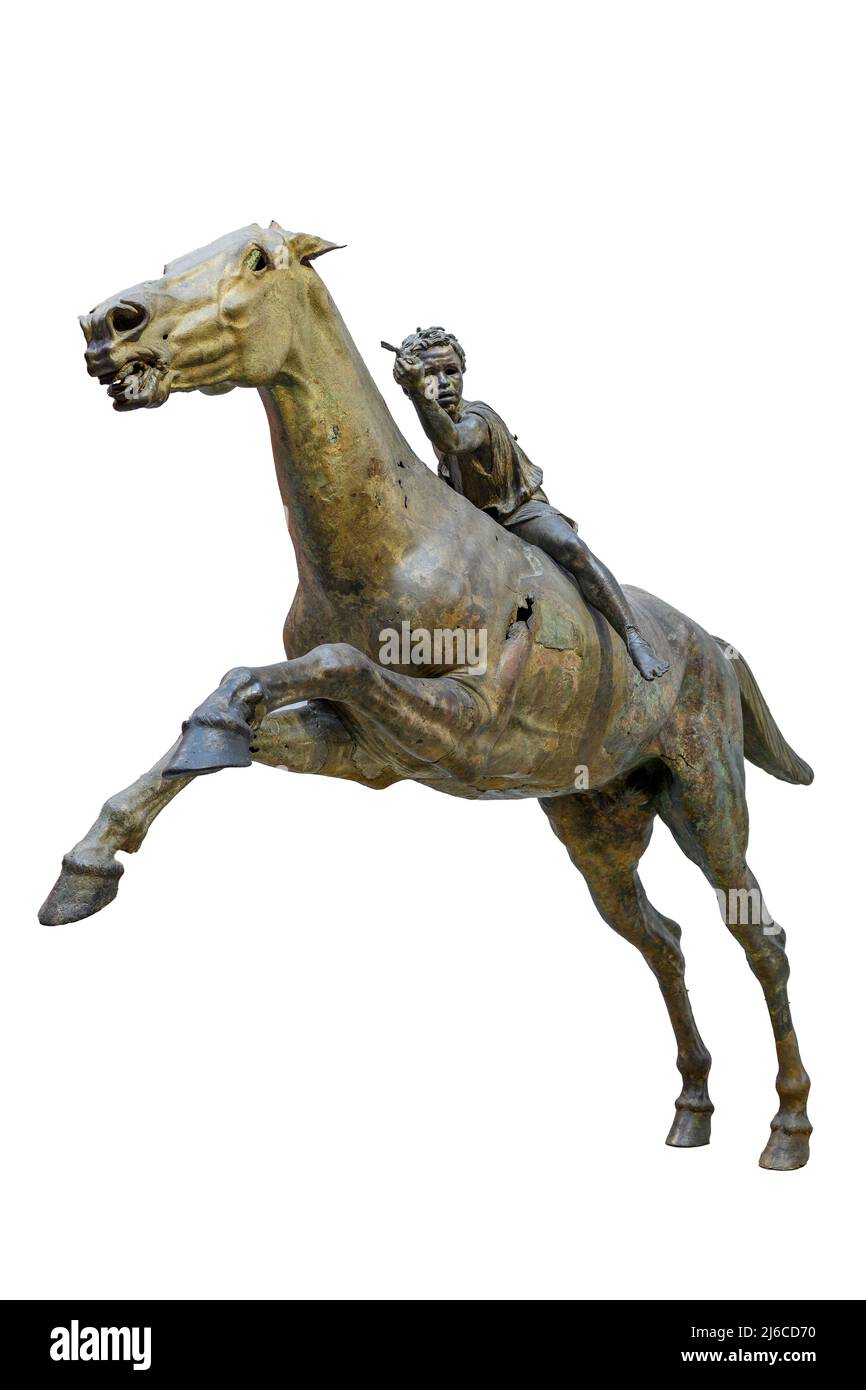 Estatua de bronce de un caballo y jinete joven conocido como el Jockey Artemision. Recuperado en los peices de un antiguo naufragio cerca del Cabo Artemision en la EUBO Foto de stock