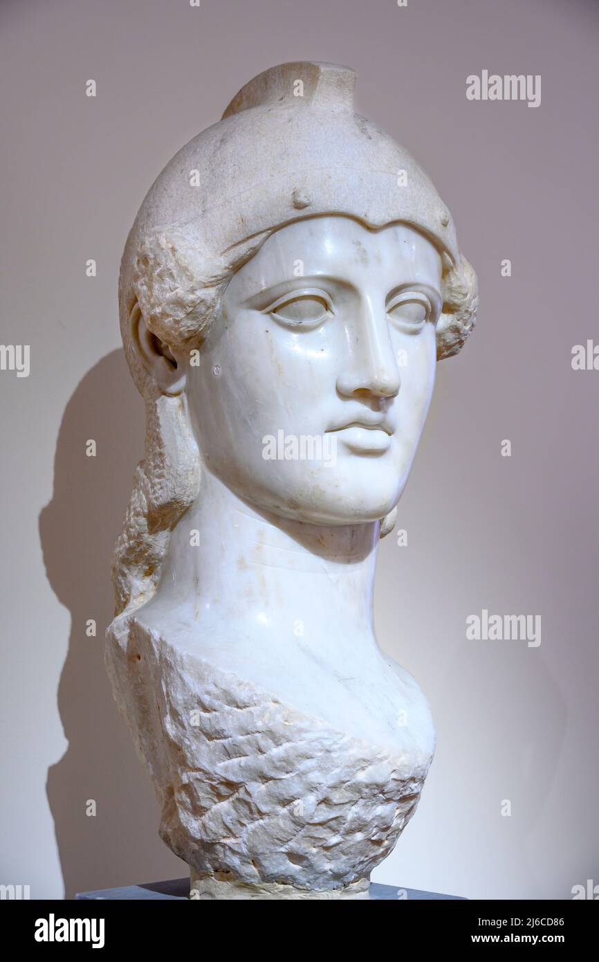 Jefe de Atenea, conocido como el 'Pnyx Athena' Mármol Pentélico, encontrado en Atenas, probablemente después del 430 a. Museo Arqueológico Nacional, Atenas, Grecia. Foto de stock