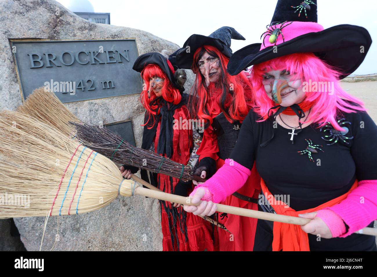 Entrada Contagioso cohete Mujeres vestidas como brujas fotografías e imágenes de alta resolución -  Alamy