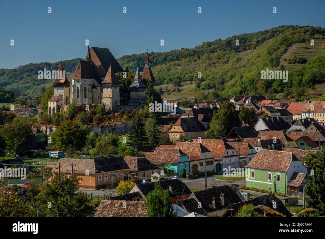 El pueblo de Biertan, en Transilvania sajona, dominado por la antigua iglesia. Rumanía en otoño Foto de stock