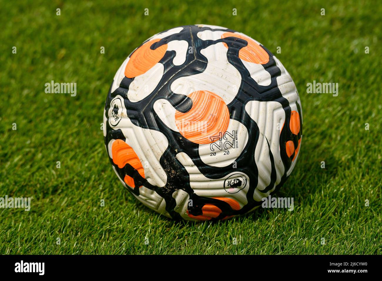 Swansea, Gales. 30 de abril de 2022. El balón oficial de la Premier League  2020/2021 Nike Flight durante el juego de la Professional Development  League entre Swansea City menores de 18 años