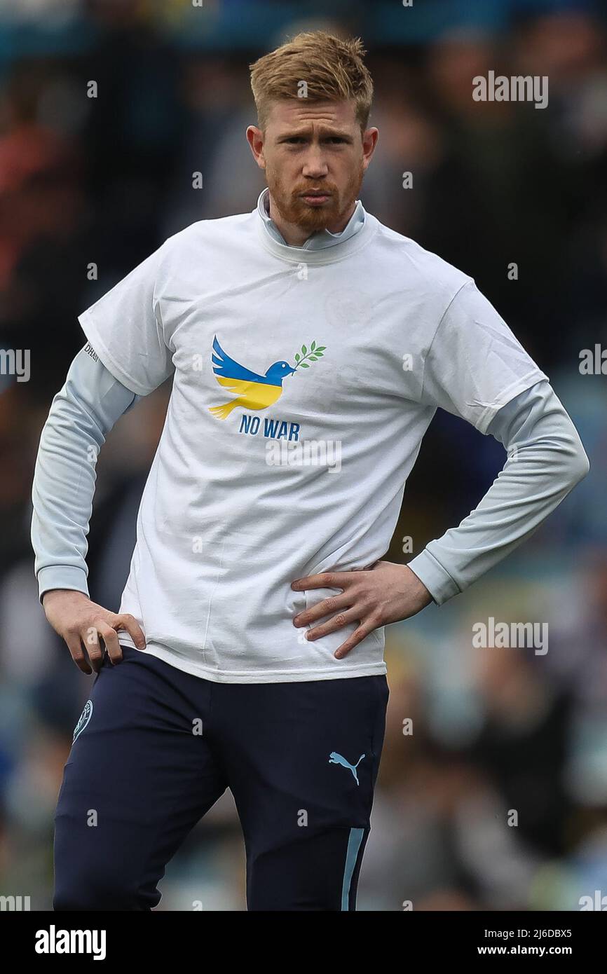 Kevin De Bruyne #17 de Manchester City usando una camisa de “No War” en  protesta a la guerra en Ucrania en Leeds, Reino Unido el 4/30/2022. (Foto  de James Heaton/News Images/Sipa USA