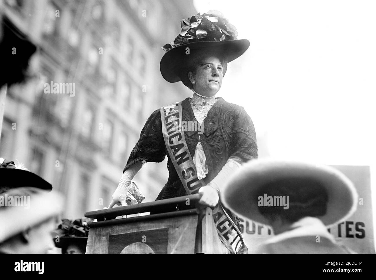 La Sra. Sophia Loebinger, que habla ante el Ayuntamiento de Nueva York, Nueva York, Estados Unidos, Servicio de Noticias de Bain, Octubre 1908 Foto de stock