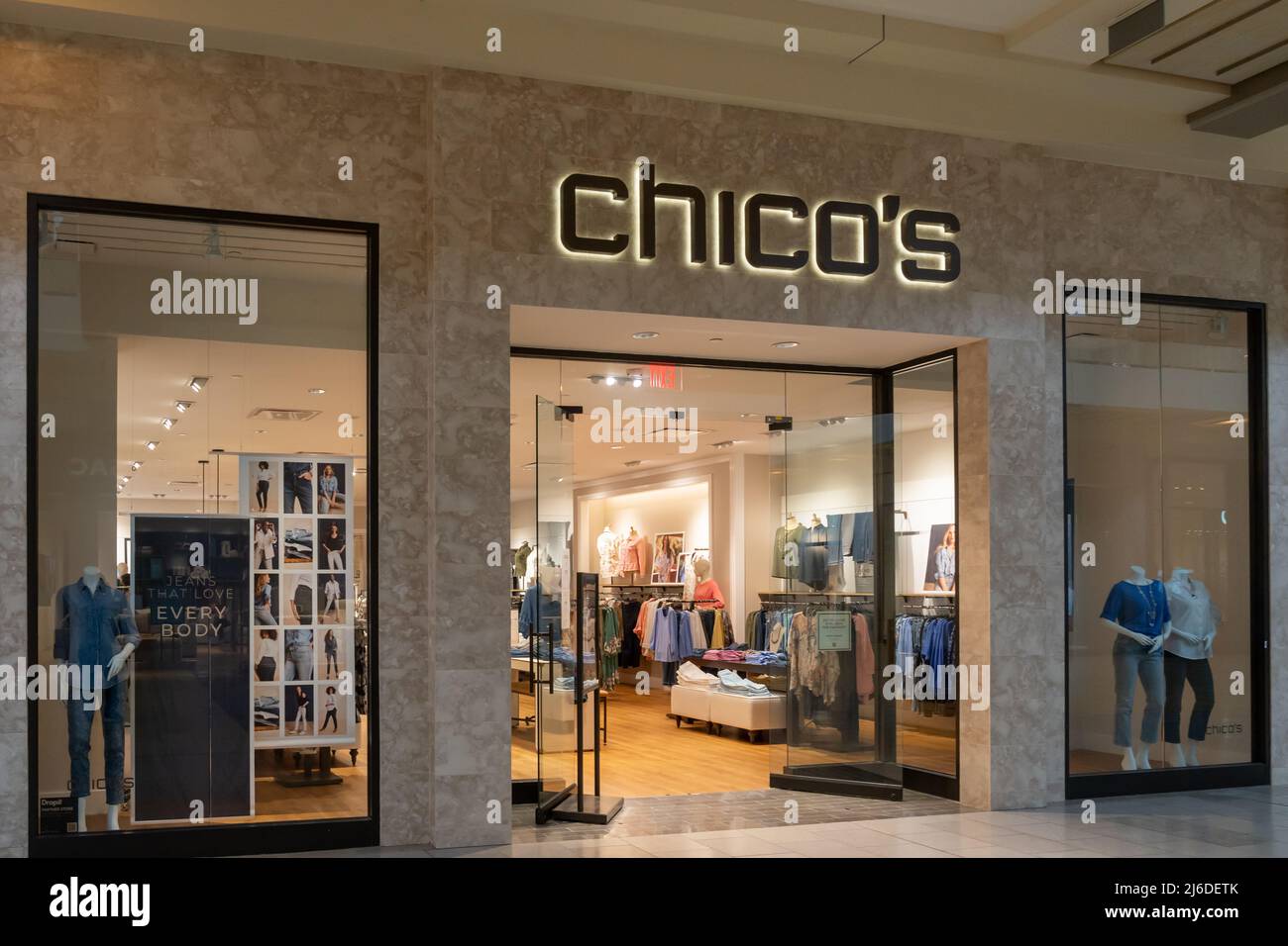 Houston, Texas, . - 25 de febrero de 2022: Chico's Store en un centro  comercial. Chico's FAS es una tienda de ropa y accesorios para mujeres de Estados  Unidos Fotografía de stock - Alamy