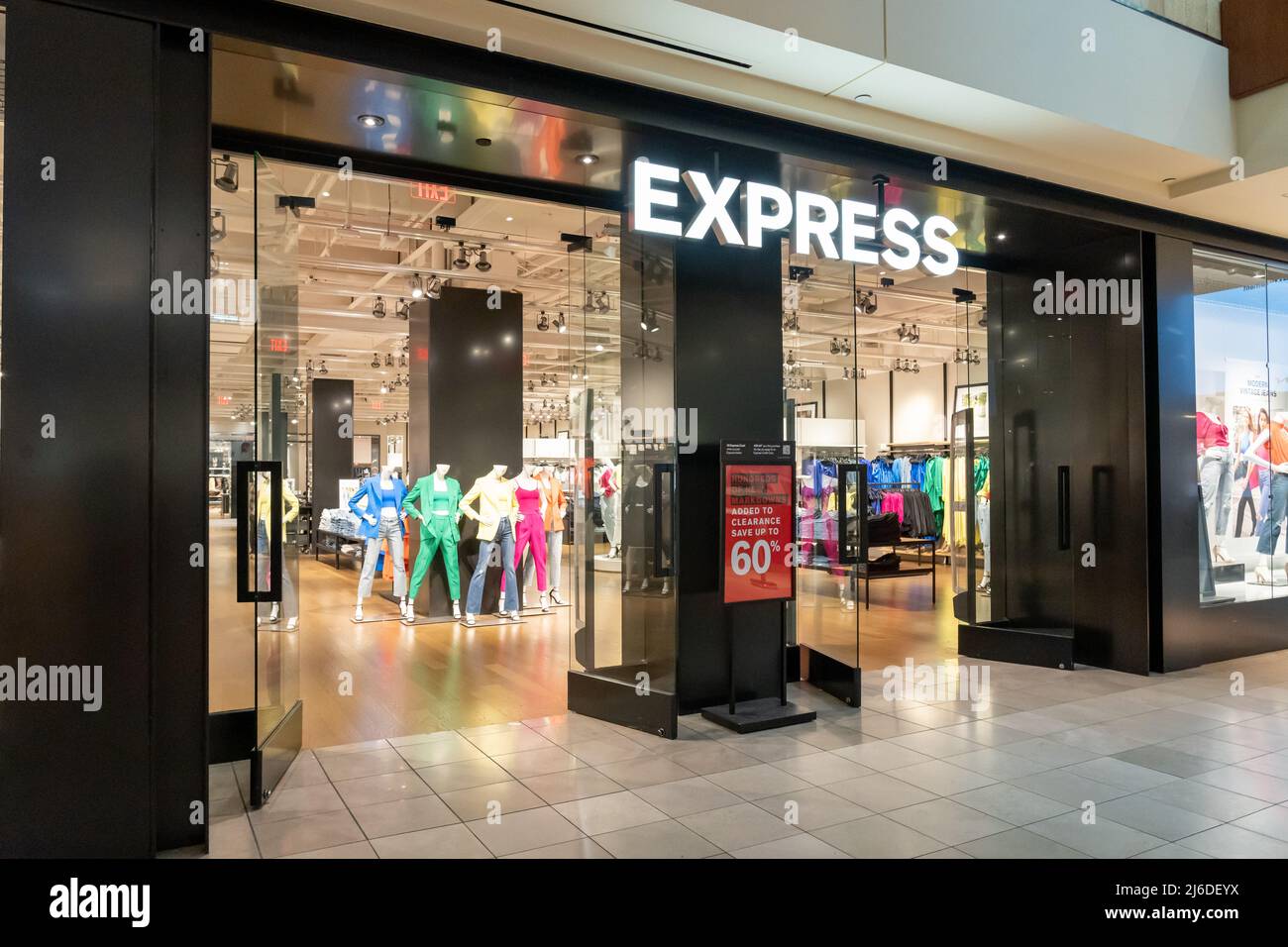 Express store shopping mall fotografías e imágenes de alta resolución -  Alamy