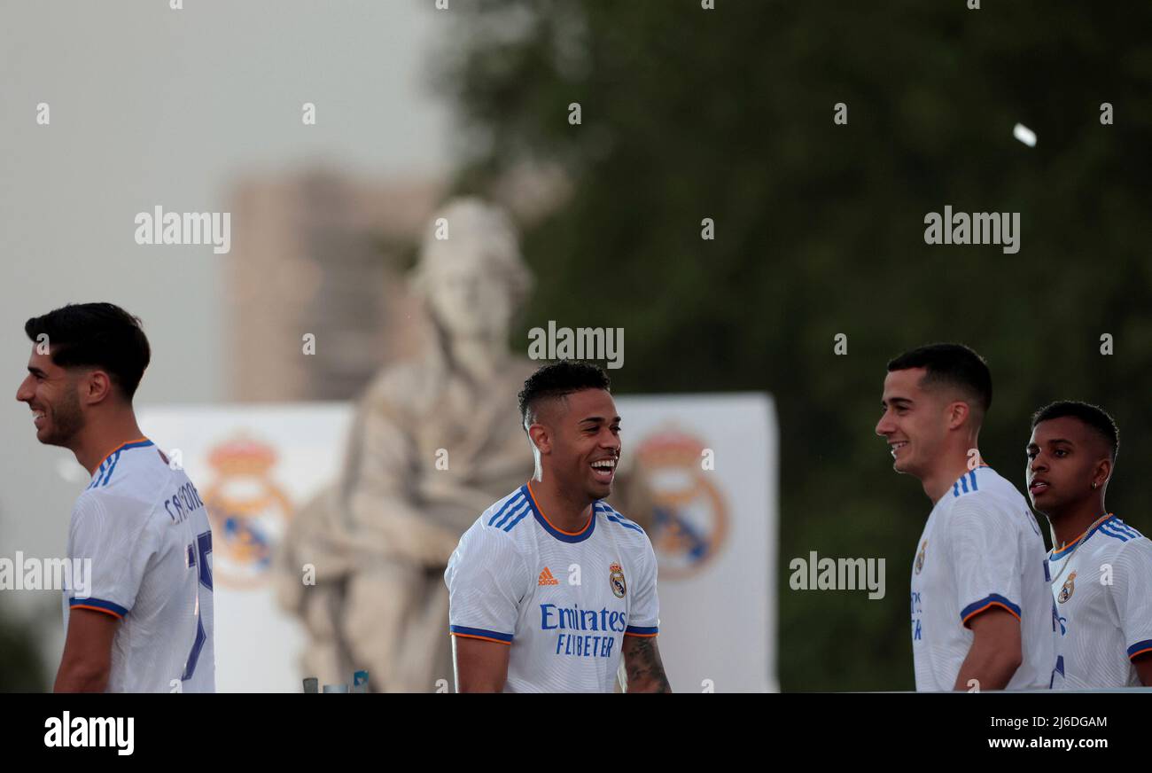 Madrid, España; 30.04.2022.- El Real Madrid celebra su victoria 35th en la Liga Española de Fútbol en la Fuente de la Cibeles. Marcelo, el capitán del equipo y el jugador con más victorias en el equipo blanco, coloca la bufanda en La Cibeles entre miles de asistentes. El Real Madrid venció a Espanyol 4-0 en el Estadio Santiago Bernabéu con goles de Rodrygo 33 , 43 , Marco Asensio 45  y Karim Benzema 81  Foto: Juan Carlos Rojas Foto de stock