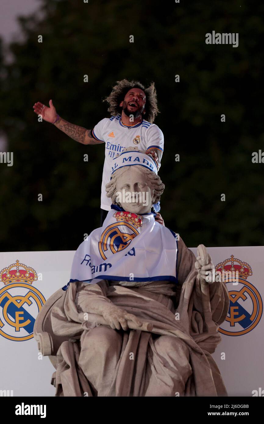 Madrid, España; 30.04.2022.- El Real Madrid celebra su victoria 35th en la Liga Española de Fútbol en la Fuente de la Cibeles. Marcelo, el capitán del equipo y el jugador con más victorias en el equipo blanco, coloca la bufanda en La Cibeles entre miles de asistentes. El Real Madrid venció a Espanyol 4-0 en el Estadio Santiago Bernabéu con goles de Rodrygo 33 , 43 , Marco Asensio 45  y Karim Benzema 81  Foto: Juan Carlos Rojas Foto de stock