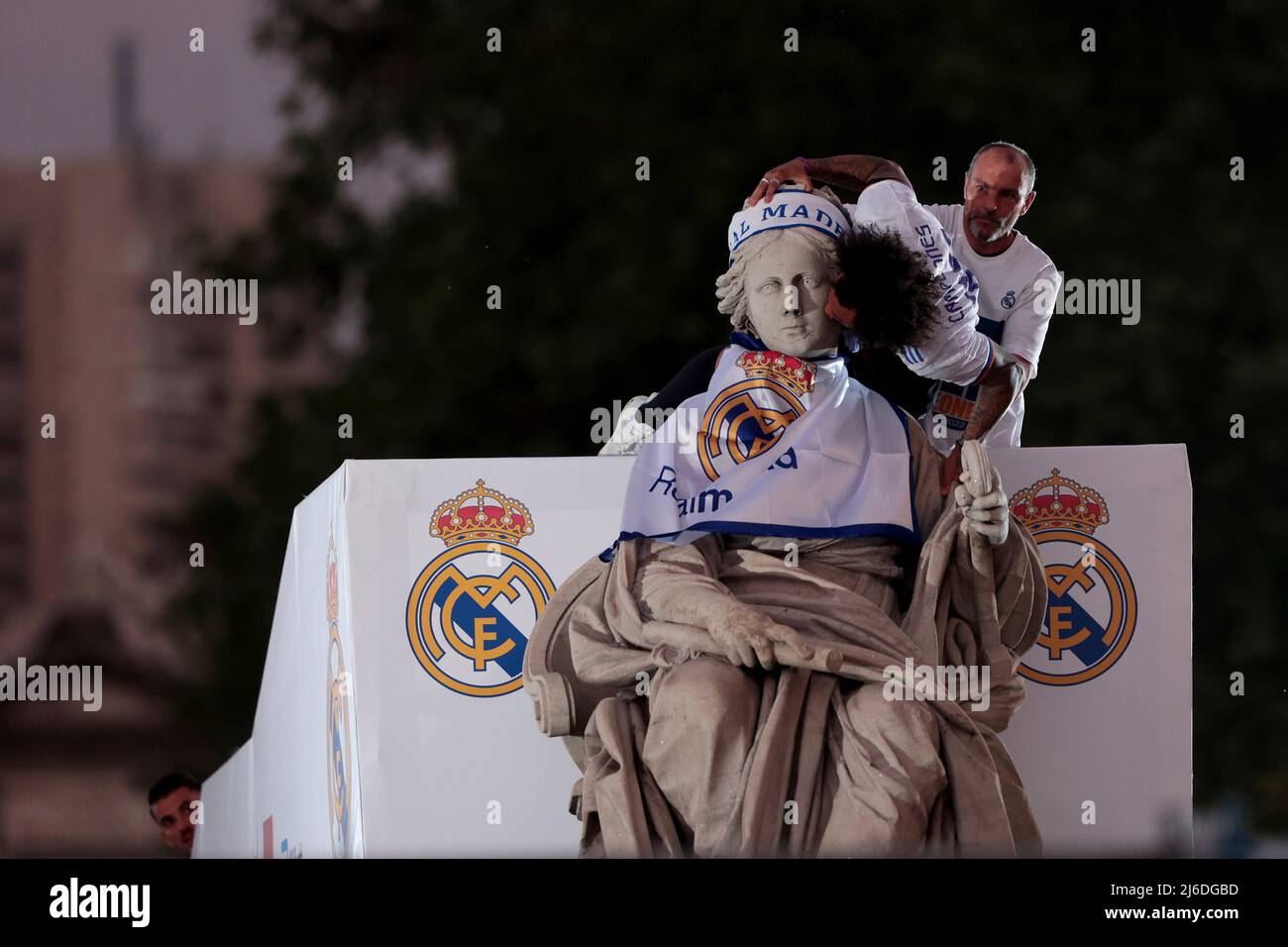 Madrid, España; 30.04.2022.- El Real Madrid celebra su victoria 35th en la Liga Española de Fútbol en la Fuente de la Cibeles. Marcelo, el capitán del equipo y el jugador con más victorias en el equipo blanco, coloca la bufanda en La Cibeles entre miles de asistentes. El Real Madrid venció a Espanyol 4-0 en el Estadio Santiago Bernabéu con goles de Rodrygo 33 , 43 , Marco Asensio 45  y Karim Benzema 81  Foto: Juan Carlos Rojas Foto de stock